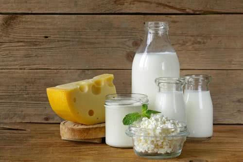 研究发现喝牛奶会导致乳腺癌?营养师:2种奶都能选,可以放心