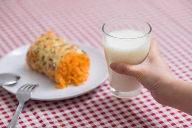 研究发现喝牛奶会导致乳腺癌?营养师:2种奶都能选,可以放心