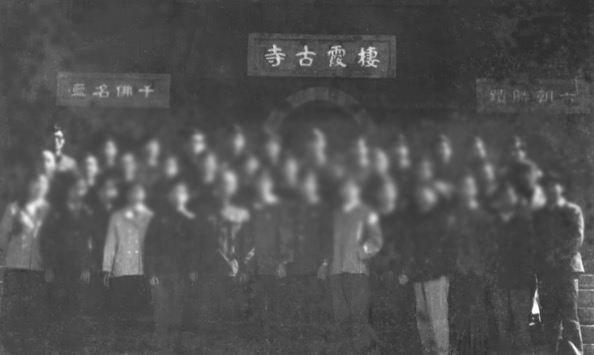 △南京航空学院07711班(数学师资班)集体合影,第三排左一为胡问鸣