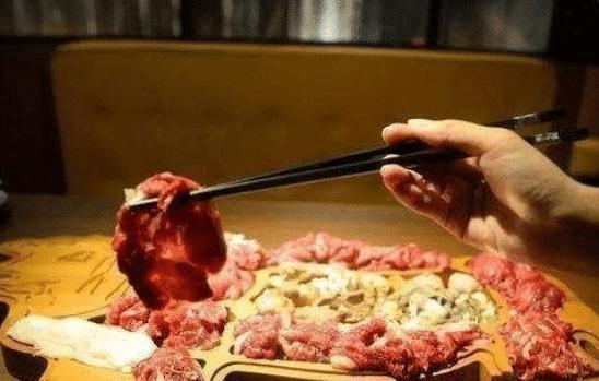 同事加薪请吃饭,吃了“一整头牛”,结账时反复问:确定没搞错?