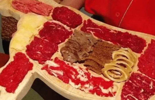 同事加薪请吃饭,吃了“一整头牛”,结账时反复问:确定没搞错?