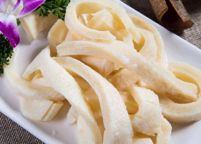 去火锅店吃火锅时,可以不点羊肉卷,但这4种肉类最好不要错过