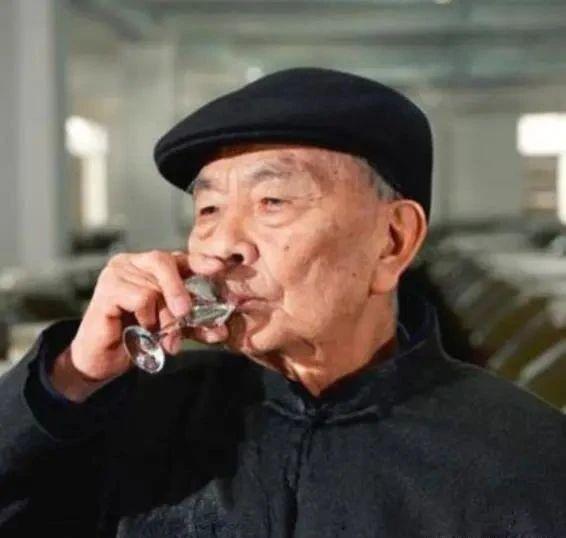 中国涌现3种“不上进”白酒,包装40年从变样,品酒师:实在极品