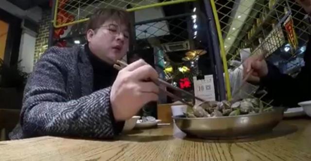 韩国人来中国直言:这道下酒菜有毒,吃到撑都停不下来嘴