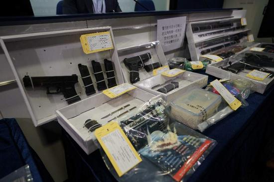 9月5日,香港警方展示查获的攻击性武器。