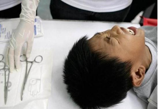 菲律宾这个节日,是男孩的“噩梦”,网友:他还是个孩子
