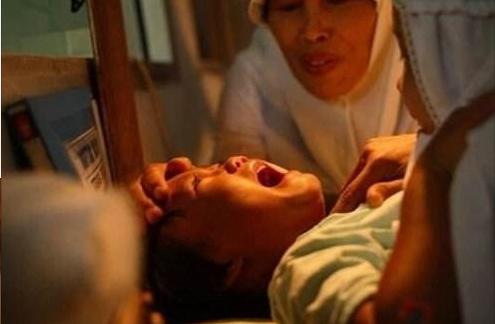 菲律宾这个节日,是男孩的“噩梦”,网友:他还是个孩子