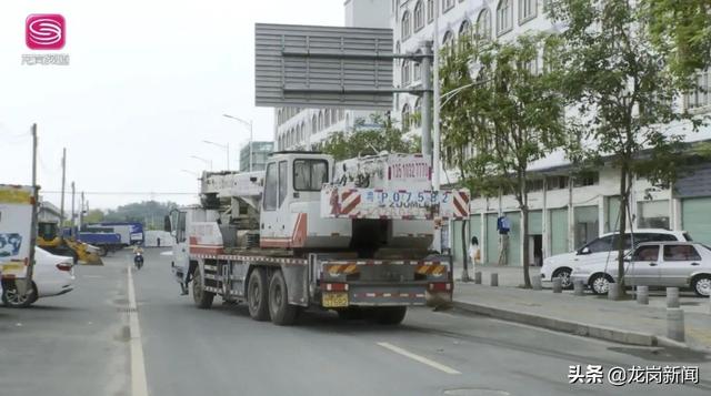 新闻追踪|宝龙交警严厉查处曝光路段违停车辆