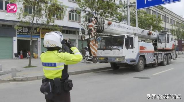 新闻追踪|宝龙交警严厉查处曝光路段违停车辆