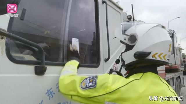 新闻追踪|宝龙交警严厉查处曝光路段违停车辆