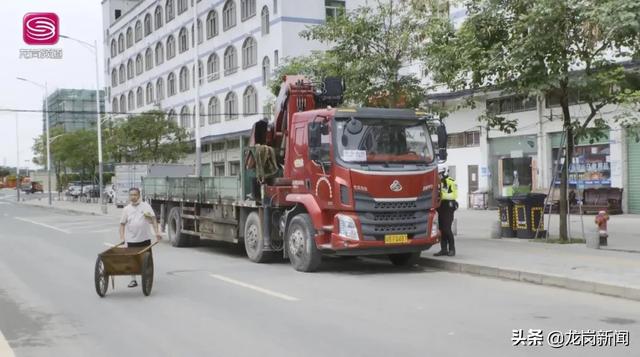 新闻追踪|宝龙交警严厉查处曝光路段违停车辆