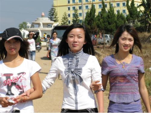 在云南能看到很多缅甸姑娘,她们主要靠什么生活?云南人告诉你