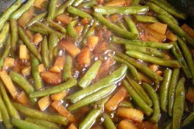 下饭又好吃的土豆炖豆角,只需4步就完成!就是有点费米饭