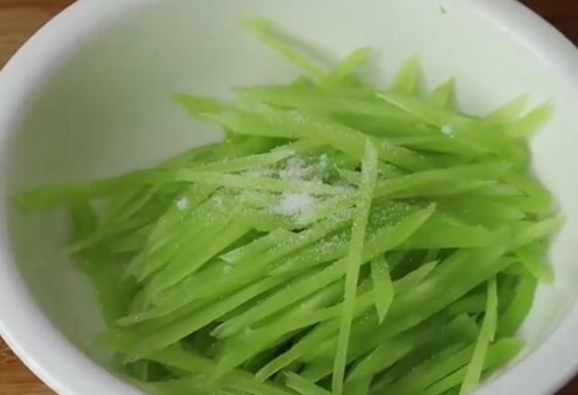 凉拌莴笋丝要不要焯水,大厨教你正确做法,翠绿爽口,开胃又下饭