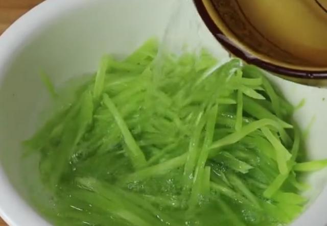 凉拌莴笋丝要不要焯水,大厨教你正确做法,翠绿爽口,开胃又下饭