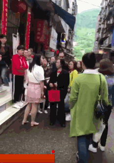 女儿当众扇母亲耳光,遭路人踹倒群众连声叫好,为什么孩子不孝顺