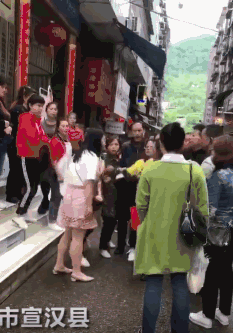 女儿当众扇母亲耳光,遭路人踹倒群众连声叫好,为什么孩子不孝顺