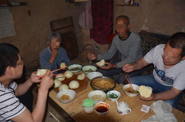 “啃老”又有新风潮?7旬老人一周被啃一回,暗示子女不用常探望