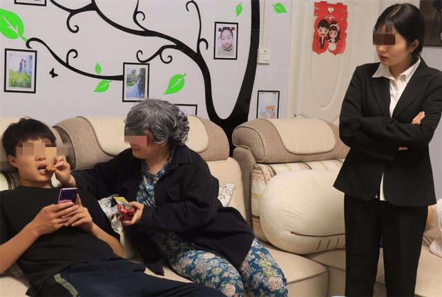 “啃老”又有新风潮?7旬老人一周被啃一回,暗示子女不用常探望