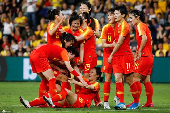 （今年2月，中国女足克服困难发扬拼搏精神，在澳大利亚赢得东京奥运会预选赛小组出线权。）