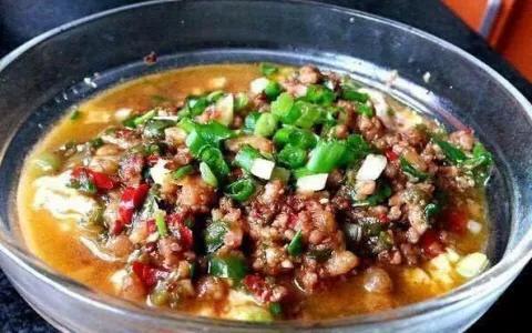 美食推荐:辣炒烟薰牛肉,肉末豆腐蛋羹,泡椒鸡片,秋葵鲜虾仁