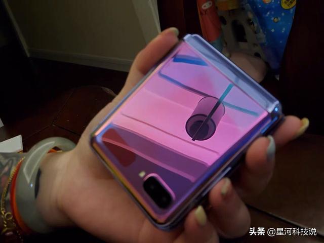 叠屏手机普及有望?三星Galaxy Fold Lite曝光,售价7792元