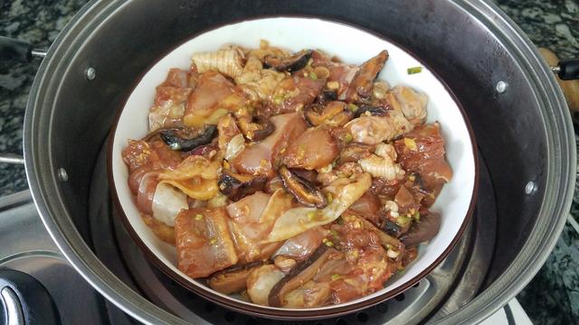 鸡肉不要炒着吃,教你一道广东南乳蒸鸡,简单美味,太香了