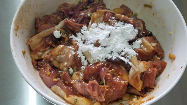鸡肉不要炒着吃,教你一道广东南乳蒸鸡,简单美味,太香了