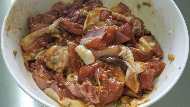 鸡肉不要炒着吃,教你一道广东南乳蒸鸡,简单美味,太香了