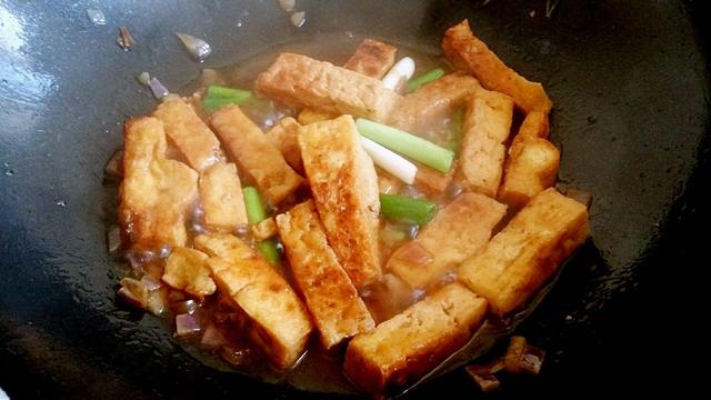 葱烧豆腐这么做更好吃,教你秘制新做法,孩子嚷着要吃,解馋下饭