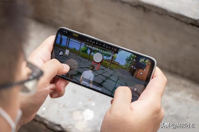 最具性价比的5G中端机,跑分53万+144Hz+大电池+44W快充,仅1998