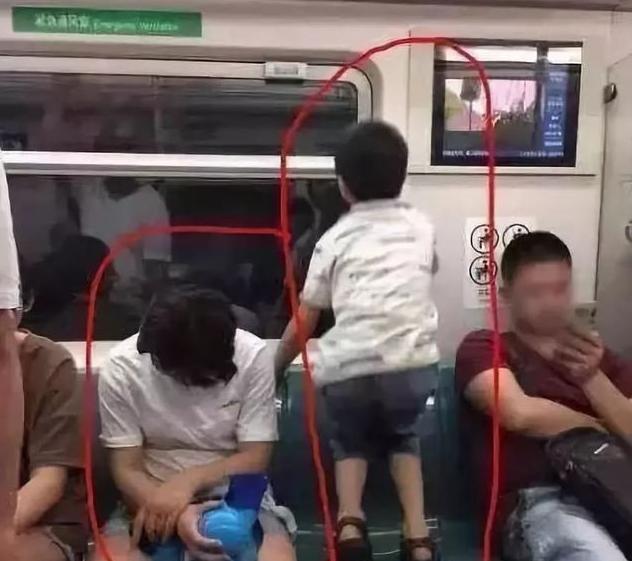 地铁里,这三个男孩的举动走红网络,网友:差距不是一般大