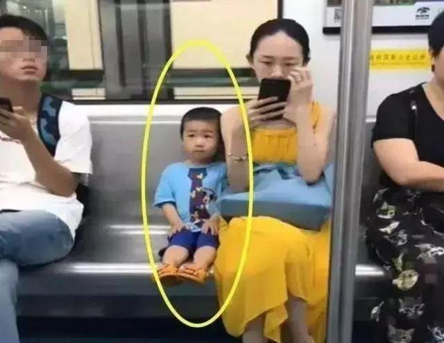 地铁里,这三个男孩的举动走红网络,网友:差距不是一般大