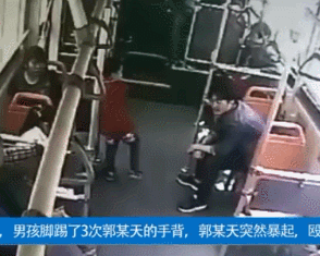 地铁里,这三个男孩的举动走红网络,网友:差距不是一般大