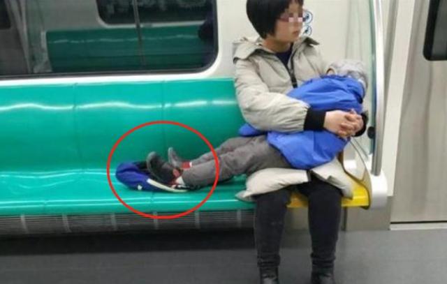 地铁里,这三个男孩的举动走红网络,网友:差距不是一般大