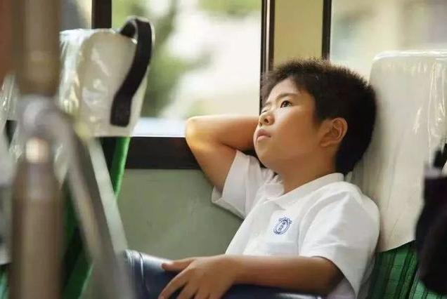 地铁里,这三个男孩的举动走红网络,网友:差距不是一般大