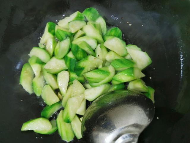 炒丝瓜,切完直接炒是错!多做1步,丝瓜青脆鲜甜不发黑,快学学