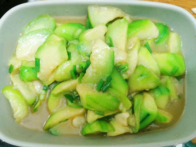 炒丝瓜,切完直接炒是错!多做1步,丝瓜青脆鲜甜不发黑,快学学