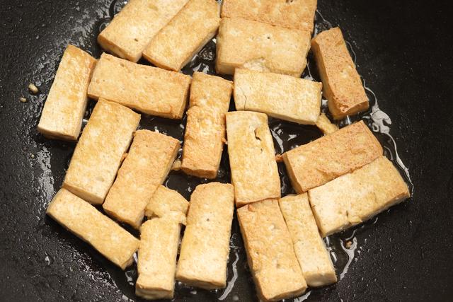 夏天,这3种食物一起炒,微甜开胃,上桌就扫光,比肉吃的还香