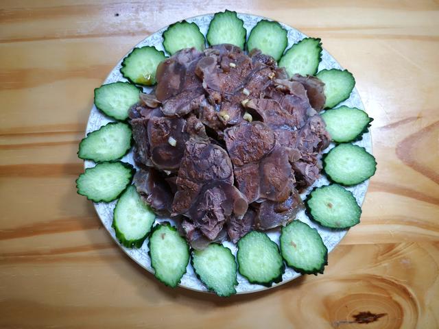 花椒牛腱拌黄瓜,饭店里一盘68元,自己做只要38元,步骤全教给你