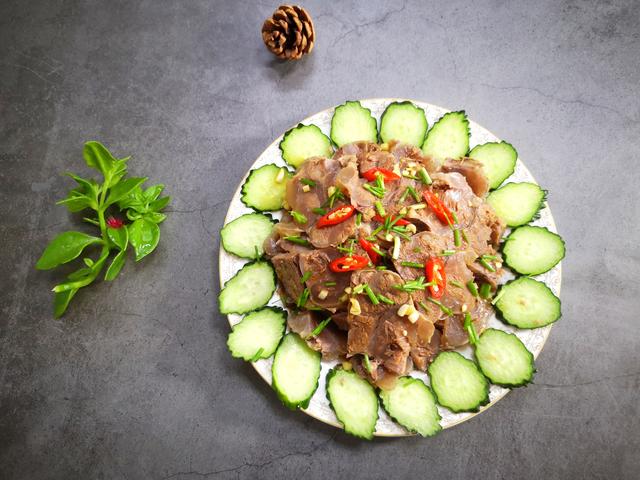 花椒牛腱拌黄瓜,饭店里一盘68元,自己做只要38元,步骤全教给你