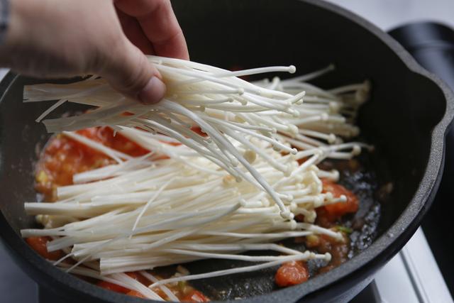 玉子豆腐和它一起煮,口感嫩滑,酸甜可口,太有食欲了