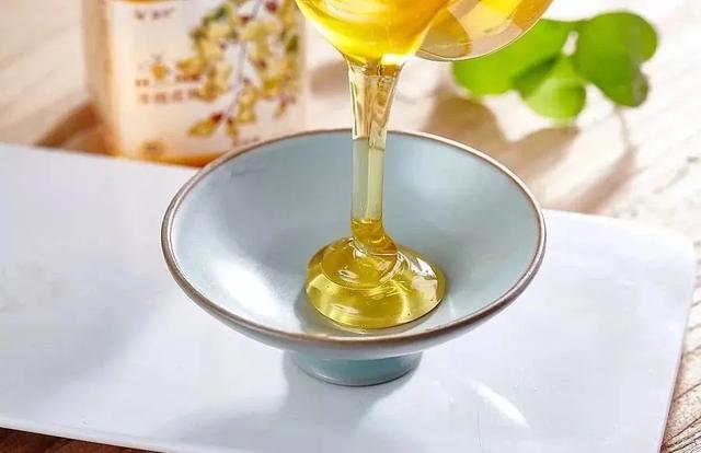 帅哥吃蜂蜜,蜂蜜非常甜,营养非常高,每天吃两勺,身体会感谢你