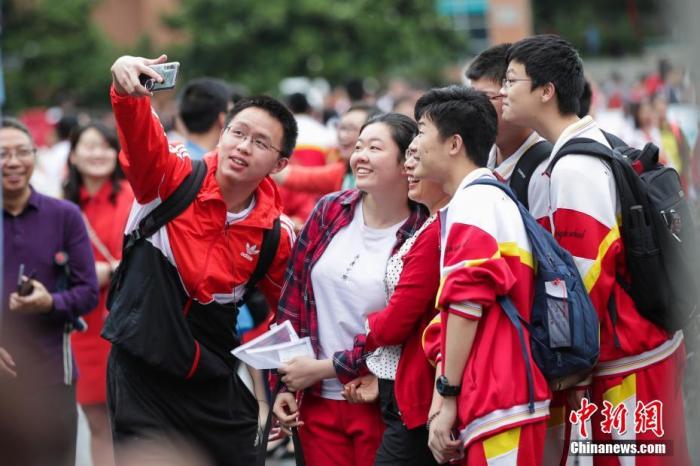 资料图:6月7日,贵阳一中考点,考生自拍留念。当日,2019年中国高考拉开帷幕。中新社记者 贺俊怡 摄