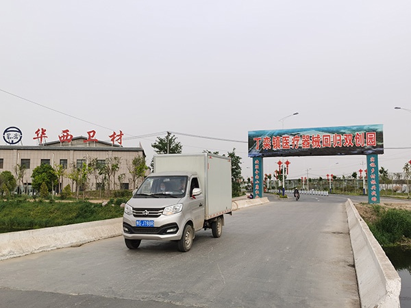 6月2日,长垣市丁栾镇医疗器械回归双创园外,还不时有拉着口罩的货车出来。澎湃新闻记者 段彦超 摄