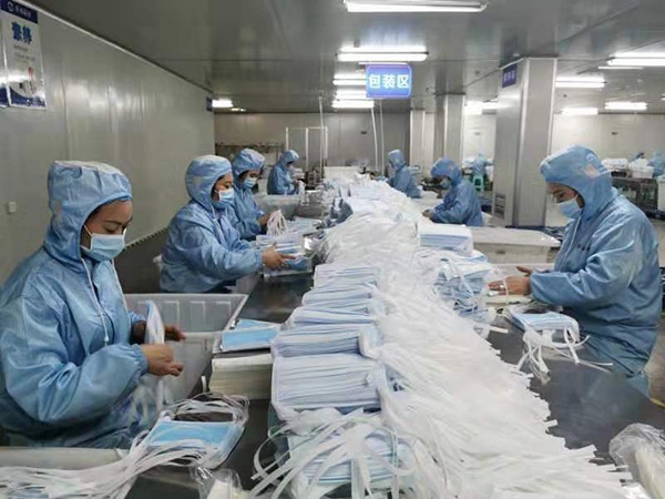 疫情期间,华西公司的口罩生产车间。 资料图