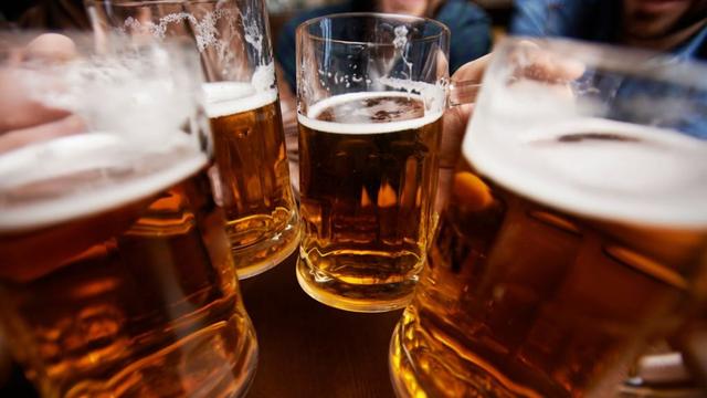 “啤酒肚”因为喝啤酒造成的?啤酒:这个锅我不背