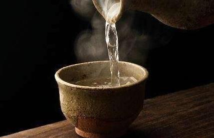 为何有的白酒喝完后半夜出现口渴的现象,有的则不会,涨知识了