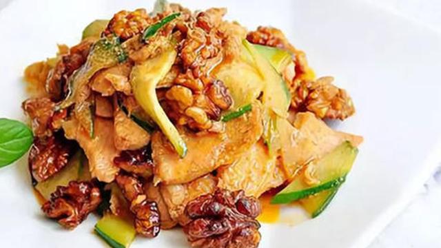 精选美食分享:核桃鸡片、香辣海带丝、大虾炒饭的做法