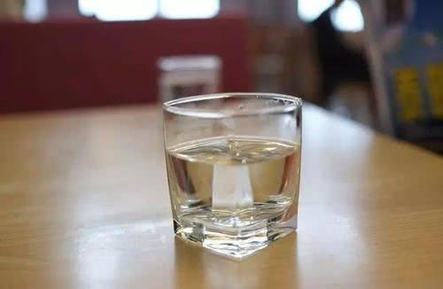 白开水放凉后堪比“慢性毒药”?通过小实验告诉你,到底能不能喝
